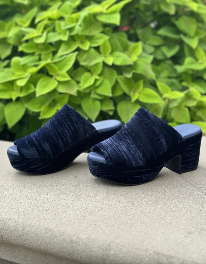 Chocolat Blu Gordie Clog - Navy Velvet